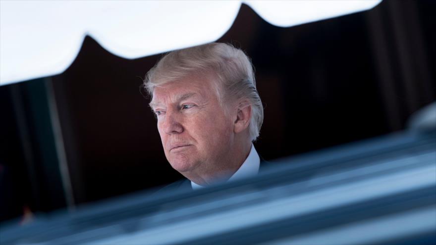El presidente de EE.UU., Donald Trump, espera para saludar al primer ministro irlandés fuera de la Casa Blanca, 15 de marzo de 2018.