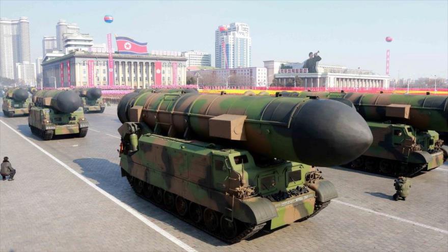 Baterías de misiles balísticos en un desfile en Pyongyang, Corea del Norte.