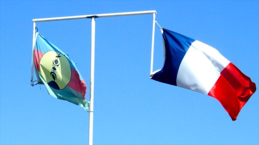 La bandera de Nueva Caledonia ondea junto a la bandera de Francia.