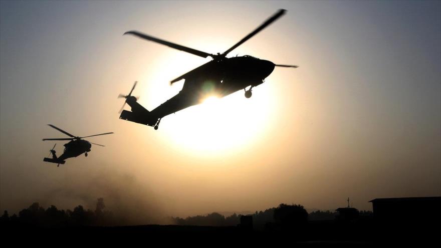 Helicópteros Black Hawk de Estados Unidos participan en una operación.