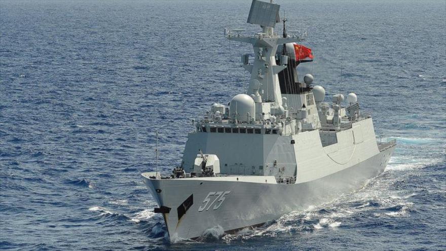 Un buque de guerra de la Armada de China navega en aguas costeras del este país asiático.