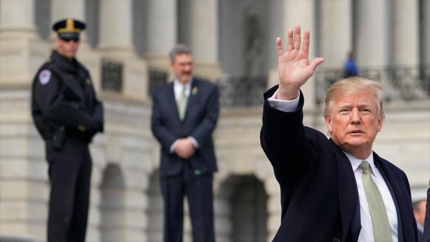 El presidente de EE.UU., Donald Trump, baja desde el Capitolio después de un almuerzo del Día de San Patricio, 15 de marzo de 2018.