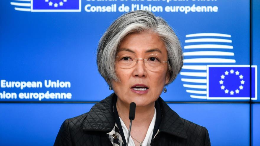 La canciller surcoreana, Kang Kyung-wha, da una rueda de prensa en Bruselas, la capital belga, 19 de marzo de 2018. 