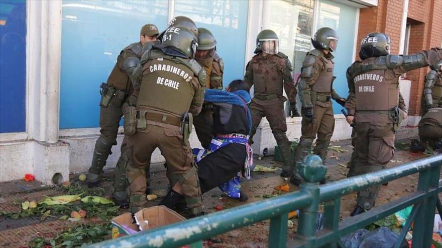 Carabineros de Chile desalojan por la fuerza a mapuches vendedoras