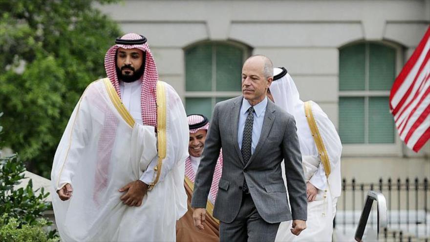 El príncipe heredero de Arabia Saudí, Mohamad bin Salman (izda.), de vista en Washington, capital estadounidense, junio de 2016.