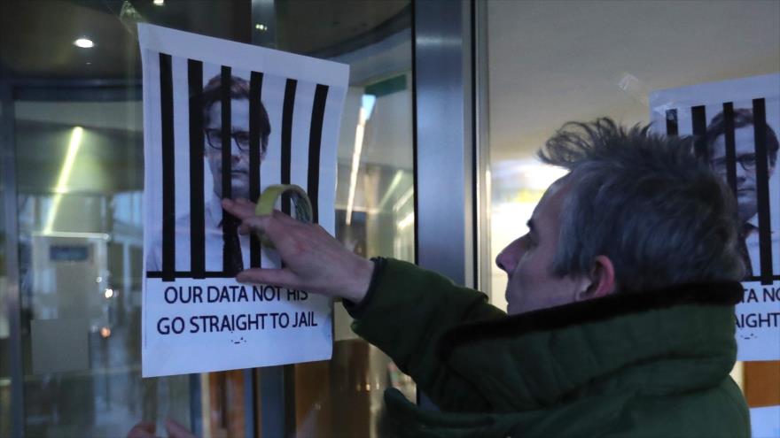 Cambridge Analytica suspende a alto cargo por escándalo de datos