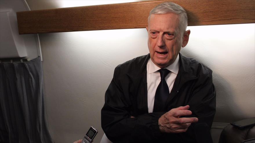 El secretario de Defensa de EE.UU., James Mattis, habla con periodistas a bordo de un avión militar rumbo a Kabul (capital afgana), 13 de marzo de 2018.