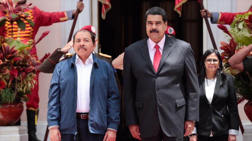 El presidente de Nicaragua, Daniel Ortega (izda.), y su homólogo venezolano, Nicolás Maduro, en una cumbre de la ALBA en Caracas, 5 de mayo de 2017.