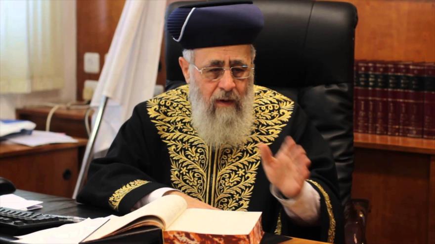 Yitzhak Yosef, el gran rabino sefardí desde 2013 en su despacho.