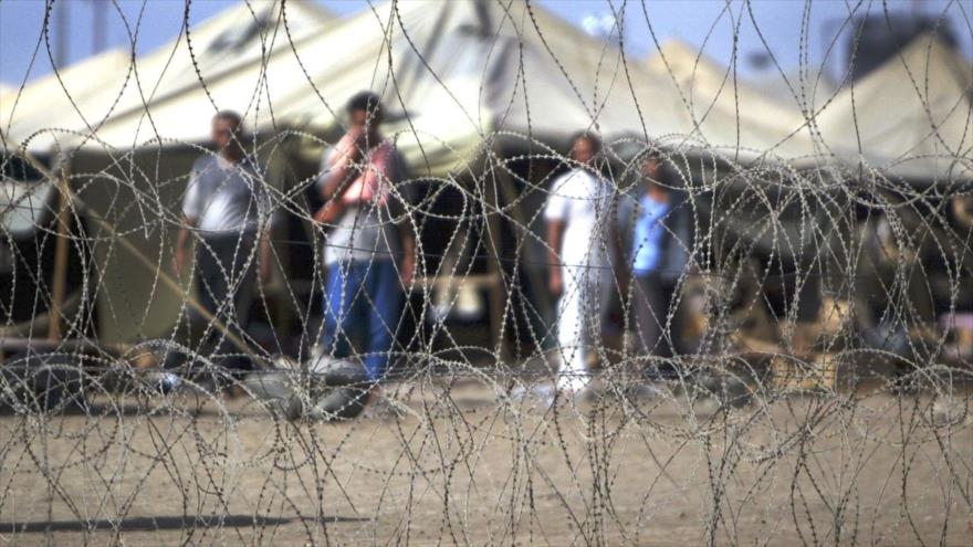 Varios prisioneros iraquíes encarcelados en un centro de detención de Irak.