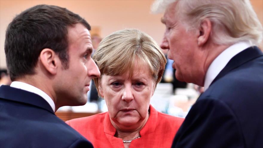 La canciller alemana, Angela Merkel (C) y al presidente de EE.UU. (dcha.) y el de Francia, durante una reunión del G20 en Hamburgo, 7 de julio de 2017.