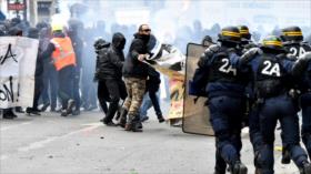 Miles protestan contra reformas de Macron: se reportan choques