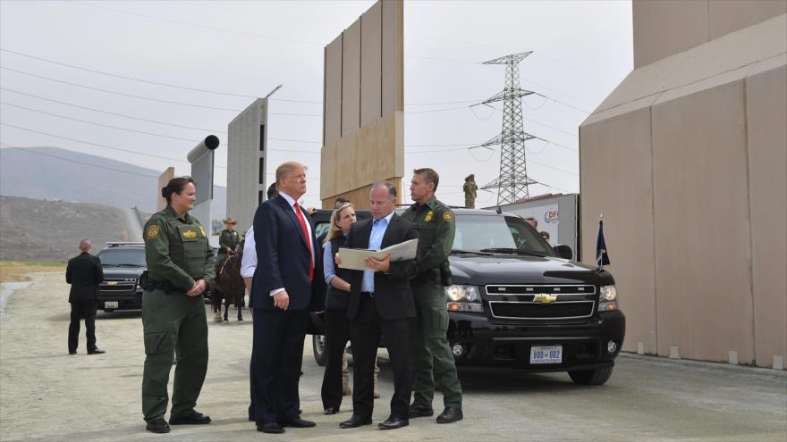 El presidente de EE.UU., Donald Trump (2º izda.), inspecciona prototipos de muro fronterizo en San Diego, California (oeste), 13 de marzo de 2018. 