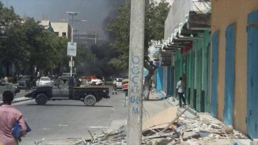 Escenario de una fuerte explosión junto a un hotel en la capital de Somalia, Mogadiscio, 22 de marzo de 2018.