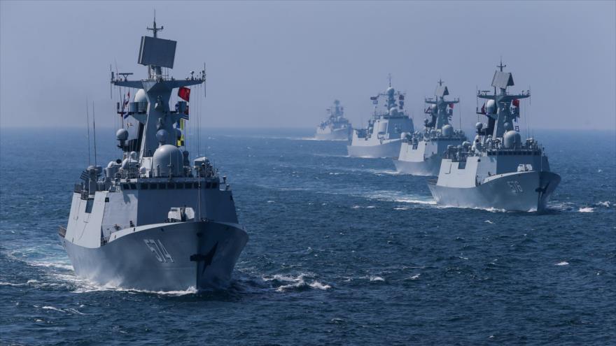 Una flota de barcos navega en el mar del sur de China durante unos ejercicios de entrenamiento, 19 de septiembre de 2016.