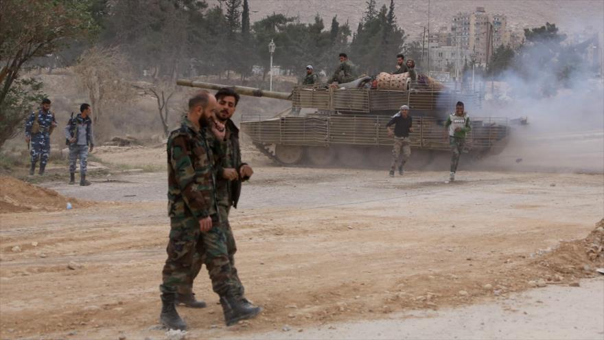 Las fuerzas sirias desplegadas en la localidad de Harasta, en Guta Oriental, para monitorear el proceso de evacuación de los terroristas, 23 de marzo de 2018.
