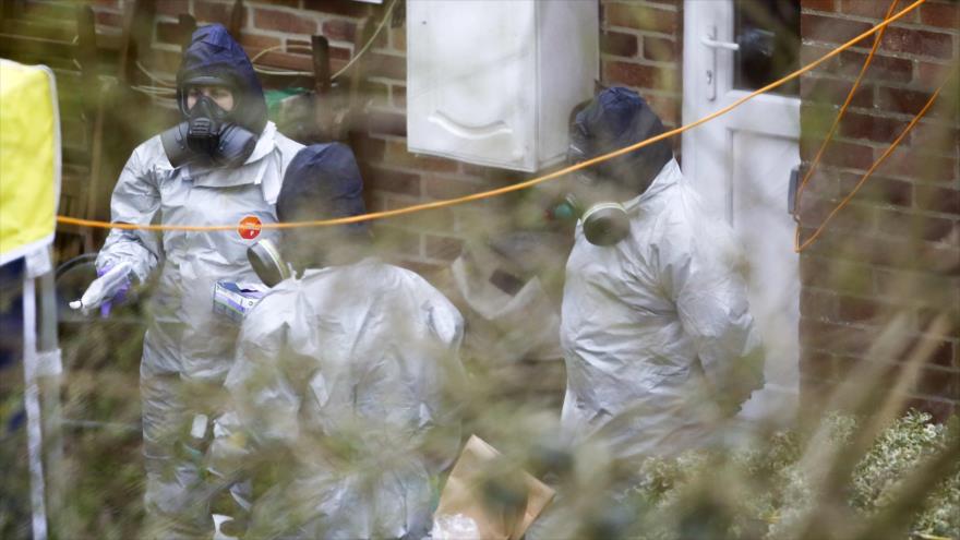 Expertos investigan la casa del exespía ruso, Serguei Skripal, en Salisbury, en el sur del Reino Unido, 22 de marzo de 2018.