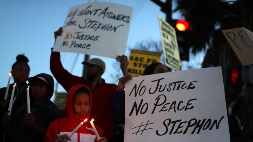 Protestan en EEUU por policía que mató a un joven afroamericano