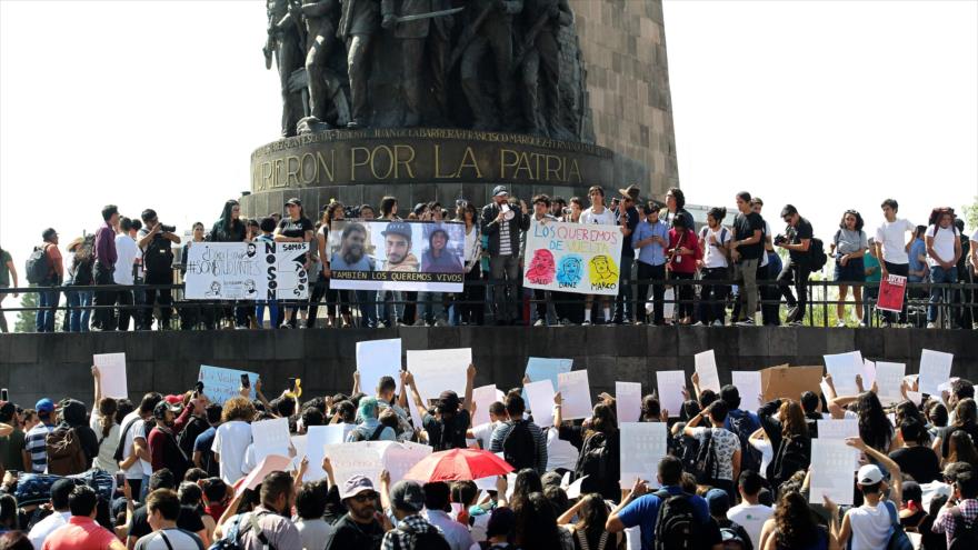 Protestan en México por la desaparición de cuatro estudiantes