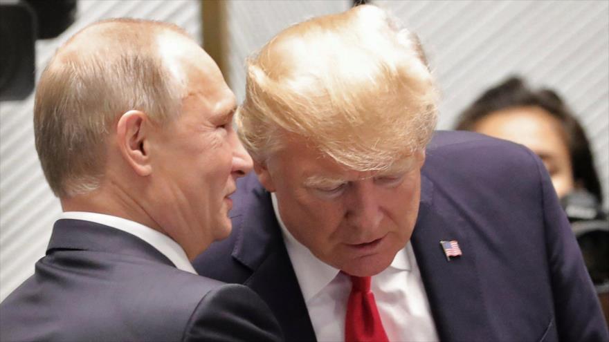 El presidente ruso, Vladimir Putin, y el presidente de EE.UU., Donald Trump, durante la cumbre de APEC en Danang (Vietnam), 11 de noviembre de 2017.