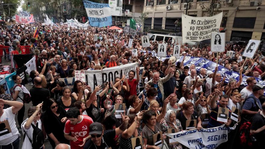 Miles marchan en Argentina por víctimas de la dictadura