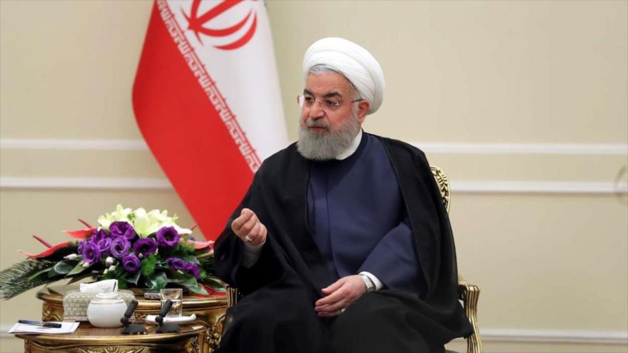 El presidente de Irán, Hasan Rohani, habla durante una reunión con altos funcionarios persas, 25 de marzo de 2018.