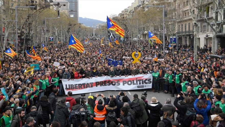 Miles de catalanes protestan tras detención de Puigdemont