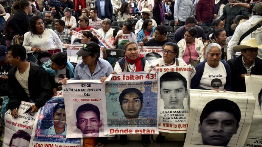 Familias y amigos de los estudiantes mexicanos desaparecidos de Ayotzinapa, en México.
