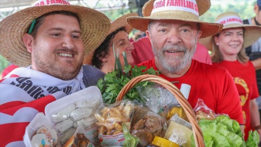 El expresidente de Brasil Luiz Inácio Lula da Silva (dcha.), durante su campaña presidencial, Estado de Santa Catarina, 25 de marzo de 2018.