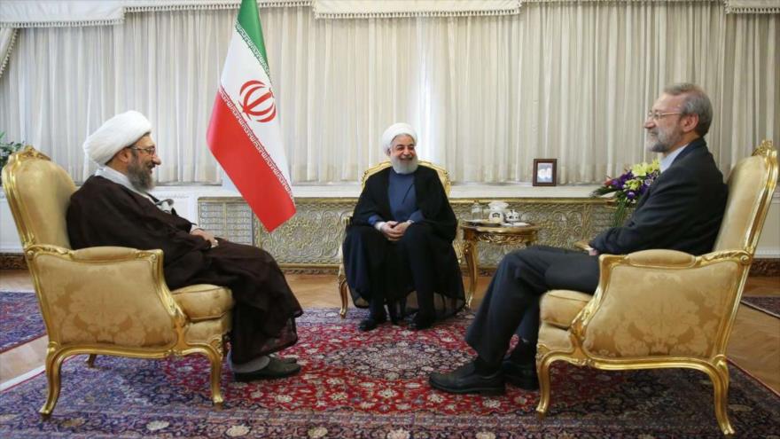 El presidente iraní, Hasan Rohani (centro), habla con la prensa junto con los jefes del Poder Legislativo (izda.) y Judicial, 26 de marzo de 2018.