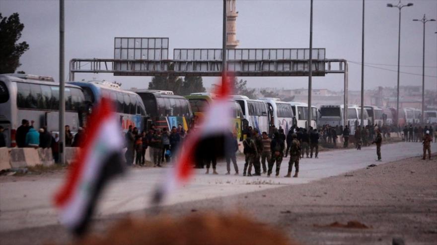 Los autobuses llevan a bordo a los militares y familias de los rebeldes sirios en Guta (al este de Damasco, la capital siria), 24 de marzo de 2018.