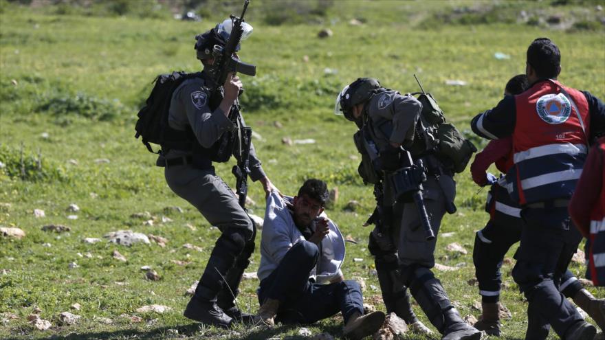 Un soldado israelí agrede a un manifestante palestino en Cisjordania, 12 de marzo de 2018.