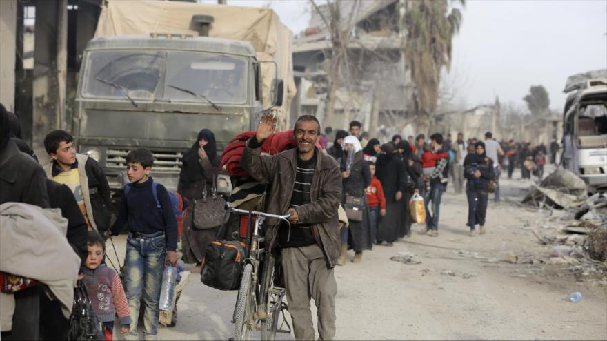 Los sirios regresan a Saqba, en Guta Oriental, después de que el Ejército sirio tomara el control de Faylaq Al-Rahman, 18 de marzo de 2018.