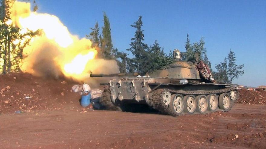 Tanque del grupo terrorista Frente Al-Nusra dispara contra las posiciones del Ejército sirio en Alepo, 1 de abril de 2016.