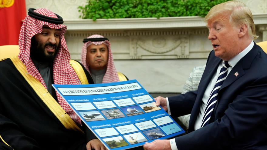 El presidente de EE.UU., Donald Trump, sostiene un gráfico de venta de armas junto al príncipe heredero saudí, Mohamad bin Salman, 20 de marzo de 2018.
