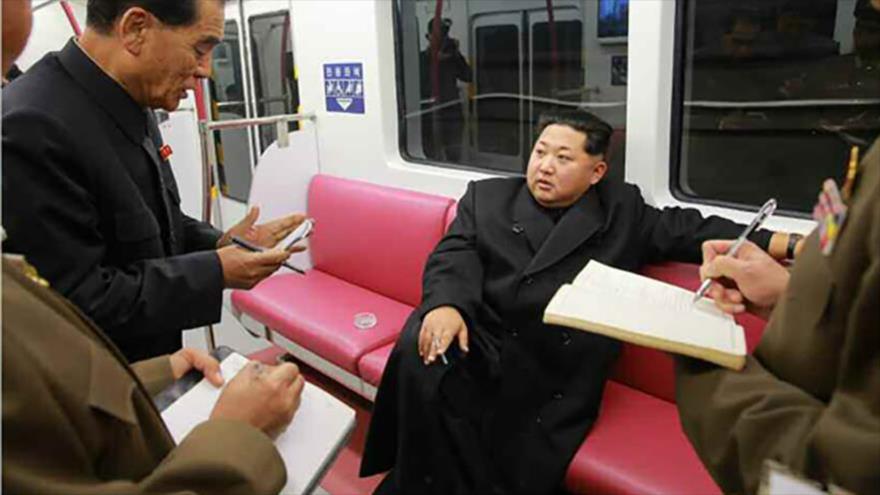 El líder norcoreano, Kim Jong-un, en un tren.
