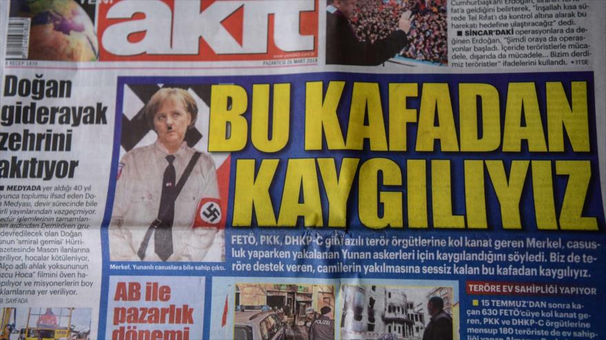 Diario turco retrata a Merkel como Hitler por su ‘mentalidad nazi’