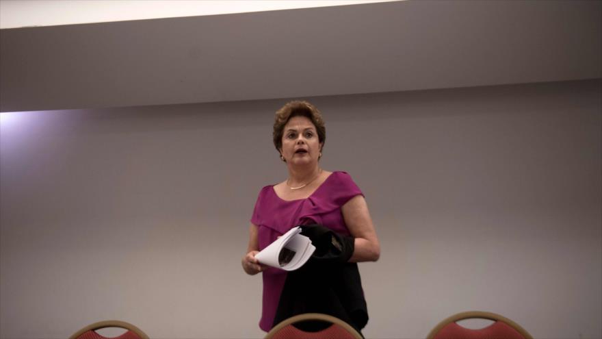 La expresidenta de Brasil Dilma Rousseff en una rueda de prensa en Río de Janeiro, Brasil, 26 de marzo de 2018.