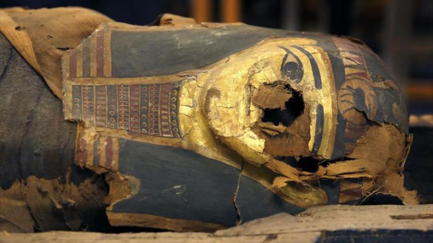 Un ataúd egipcio durante una exposición en un museo.