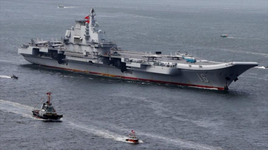 El portaaviones chino Liaoning navega hacia Hong Kong, 7 de julio de 2017.
