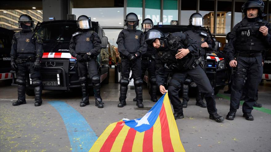 Vídeo: Policía reprime protesta contra detención de Puigdemont
