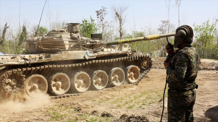 Un tanque del Ejército sirio en la localidad de Ain Tarma, en la región de Guta Oriental, al este de Damasco (capital siria), 21 de marzo de 2018.