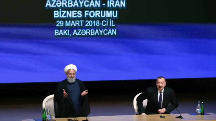 El presidente iraní, Hasan Rohani y su par azerbaiyano, Ilham Aliev, en un foro empresarial en Bakú, la capital de Azerbaiyán, 29 de marzo de 2018.