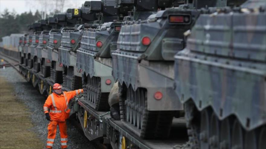 Tanques ligeros de las Fuerzas Armadas alemanas, cargados en un tren para ser transportados a Lituania.