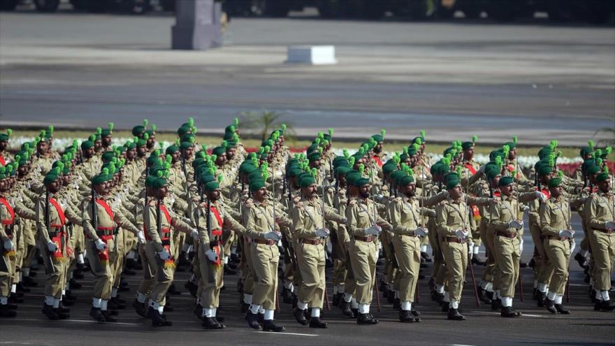 Soldados del Ejército paquistaní participan en un desfile militar con ocasión del Día de Paquistán, marzo de 2017.