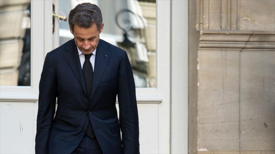 El ex presidente francés Nicolas Sarkozy abandona un edificio en París.