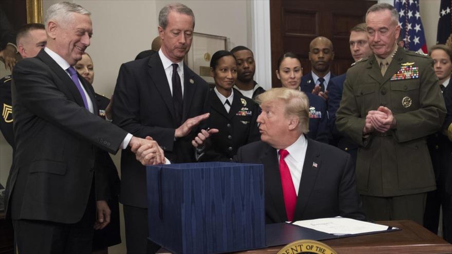 El presidente de EE.UU., Donald Trump, se da la mano con el secretario del Departamnto de Defensa, Jim Mattis, 12 de diciembre de 2017.