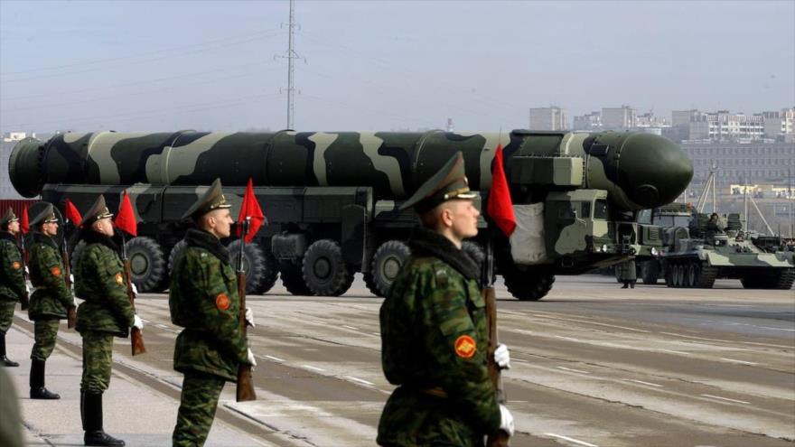 Un misil intercontinental ruso, RS-28 Sarmat, es portado por un vehículo militar.