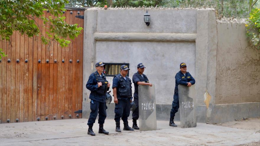 La casa propiedad del ex presidente peruano Pedro Pablo Kuczynski después de que fue allanada por la oficina del Fiscal y las autoridades policiales, 24 de marzo de 2018.