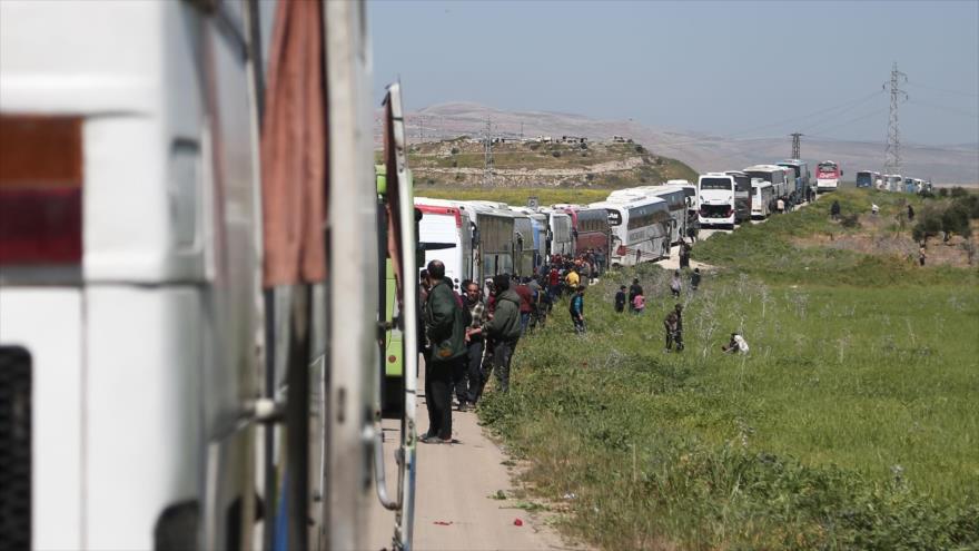 Un convoy con combatientes rebeldes evacuados de Guta Oriental en un área controlada por el Gobierno sirio, al noroeste de Hama, 26 de marzo de 2018.